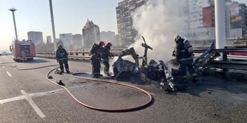 Explotó un auto en General Paz\u002E (Twitter)