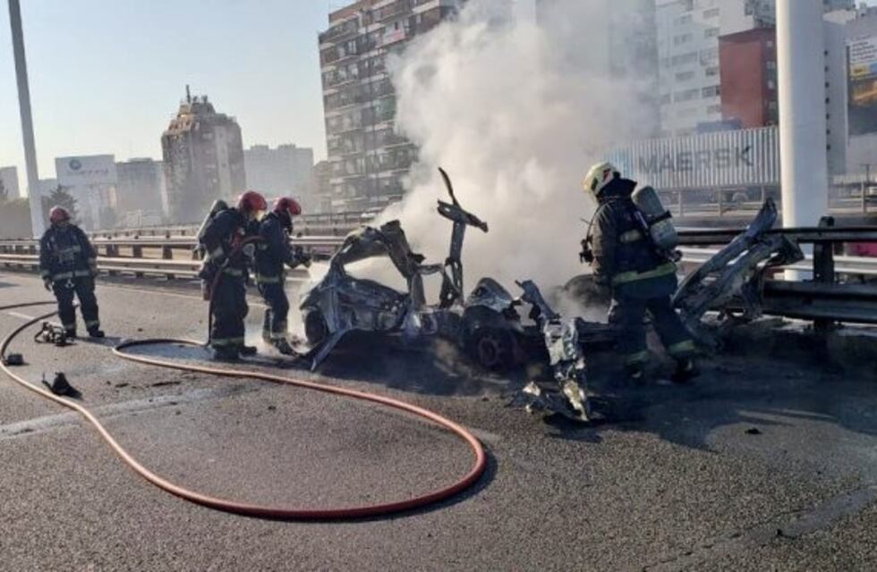 Violenta explosión de una camioneta en la avenida General Paz