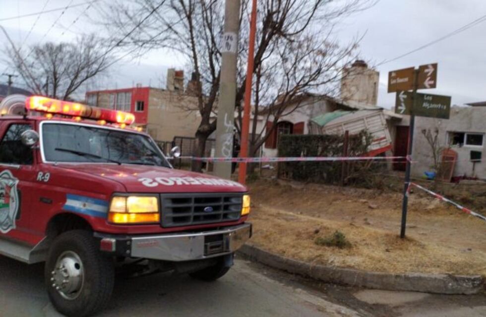 Camión chocó contra una casa en el barrio La Quinta