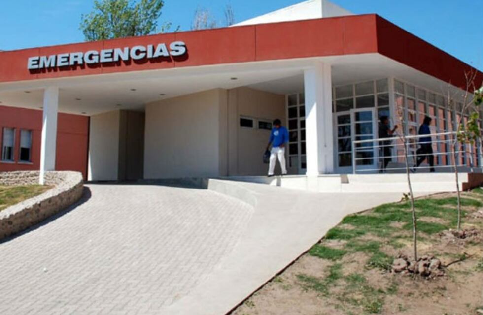 Un hombre tiró del auto en movimiento a su pareja con su bebé en brazos