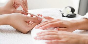 Los peligros de hacerte una manicura en un lugar barato