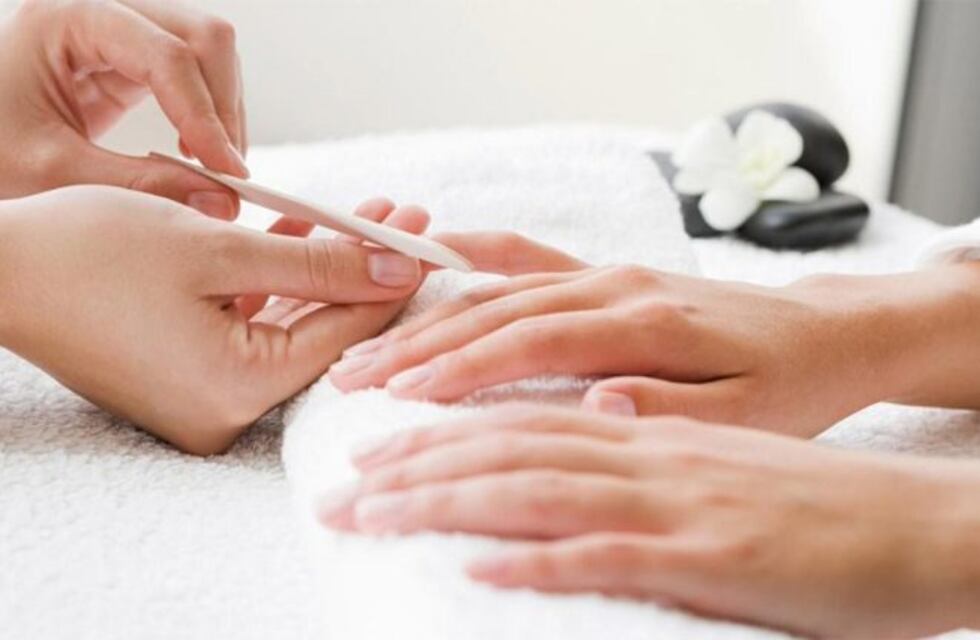 Los peligros de hacerte una manicura en un lugar barato