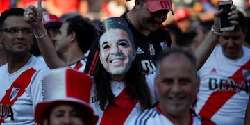 simpatizantes reciben recibimiento bienvenida festejo festejos fiesta con los jugadores futbolistas en el estadio cancha de river plate\r\nA River Plate fan gestures with a mask of Marcelo Gallardo, coach of River Plate, during the celebrations after winning the Copa Libertadores final in Madrid on December 9, in Buenos Aires, Argentina, December 23, 2018\u002E REUTERS/Agustin Marcarian buenos aires llegada del equipo plantel de river plate futbol festejo festejos fiesta de los hinchas y jugadores en el estadio monumental