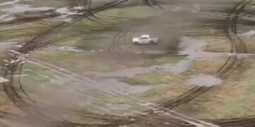 Tras el temporal de este lunes, el conductor de una camioneta decidió hacer offroad en pleno espacio verde de Puerto Norte\u002E (Captura de pantalla)