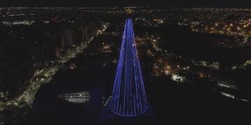El arbolito de Navidad del Faro del Bicentenario en Córdoba volvió a armarse este 8 de diciembre\u002E