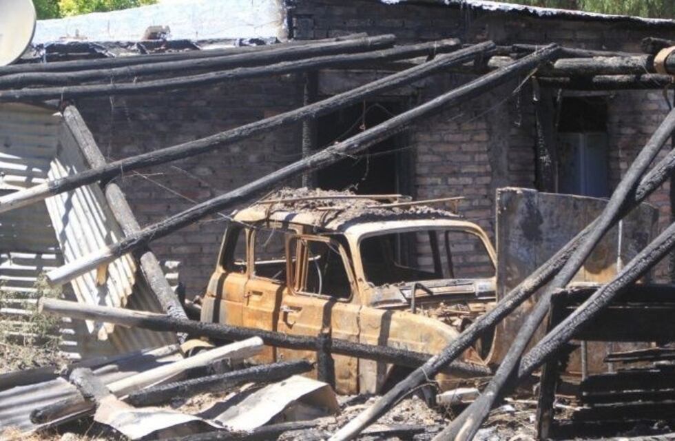 Un feroz incendio les quemó hasta los ahorros de toda una vida