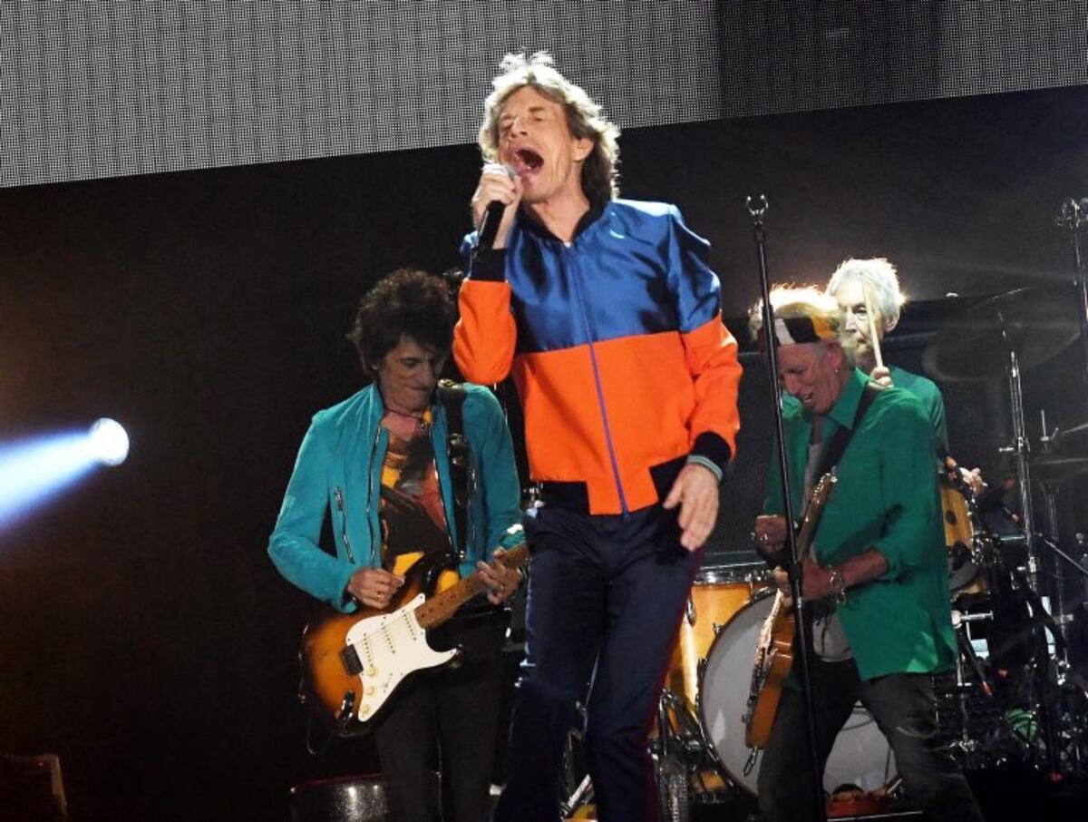 Mick Jagger (C) leads the Rolling Stones as they perform during the Desert Trip music festival at Indio, California on October 7, 2016.rnThe Desert Trip weekend will mark what will likely become the highest-grossing music festival of all time as six acts who form rock's canon -- the Rolling Stones, Paul McCartney, Roger Waters, The Who, Bob Dylan and Neil Young -- play in the desert of southern California. / AFP PHOTO / Mark RALSTON eeuu Mick Jagger Desert Trip festival de musica musica musico cantante recital show concierto grupo banda rolling stones