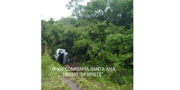 Brutal despiste en Santa Ana: una Transit volcó sobre la banquina