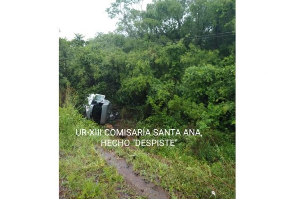 Brutal despiste en Santa Ana: una Transit volcó sobre la banquina