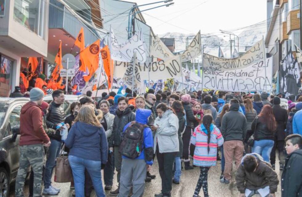 Tierra del Fuego se movilizó en rechazo al recorte de las "Asignaciones Familiares"