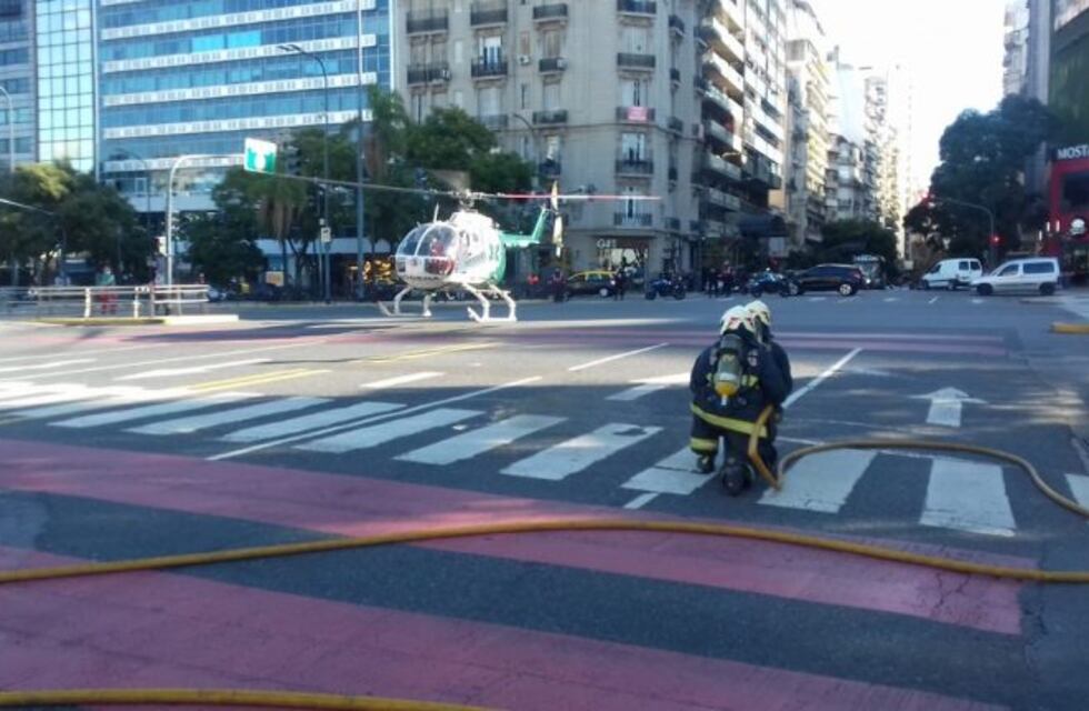 Choque entre un patrullero y un auto particular en 9 de Julio y Avenida Santa Fe con cuatro heridos
