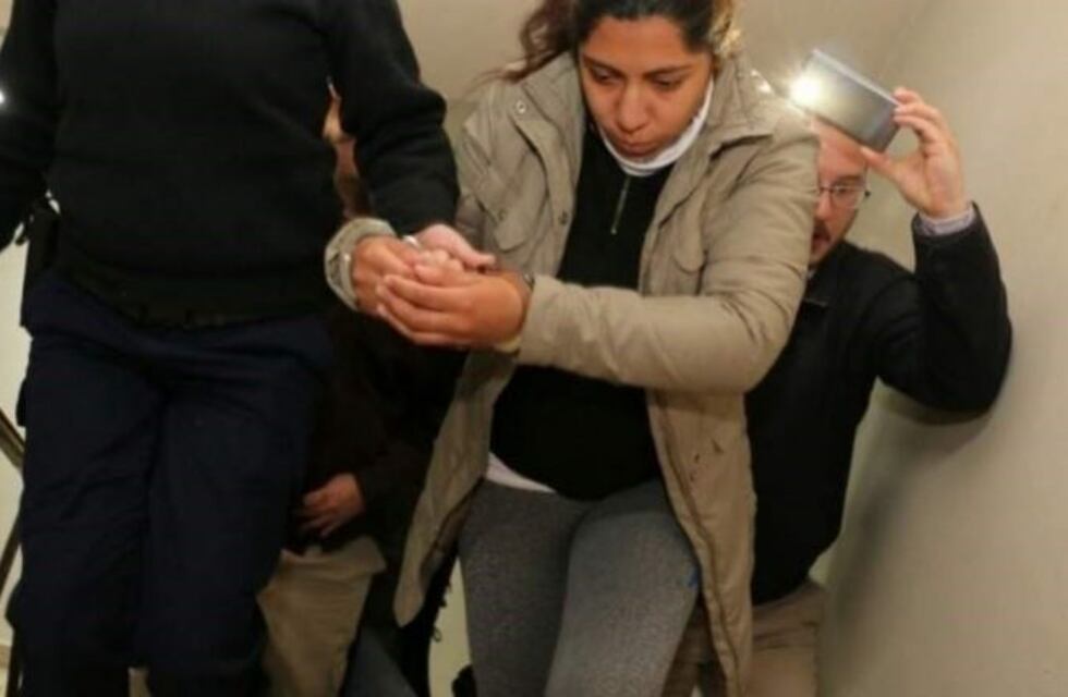 Vive en la cárcel con su mamá y está grave por tomar una pastilla