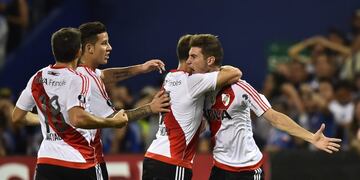 River Plate's Lucas Alario (R) celebrates with teammates a goal against Emelec during their 2017 Copa Libertadores football match at George Capwell stadium in Guayaquil, Ecuador on April 27, 2017. / AFP PHOTO / RODRIGO BUENDIA