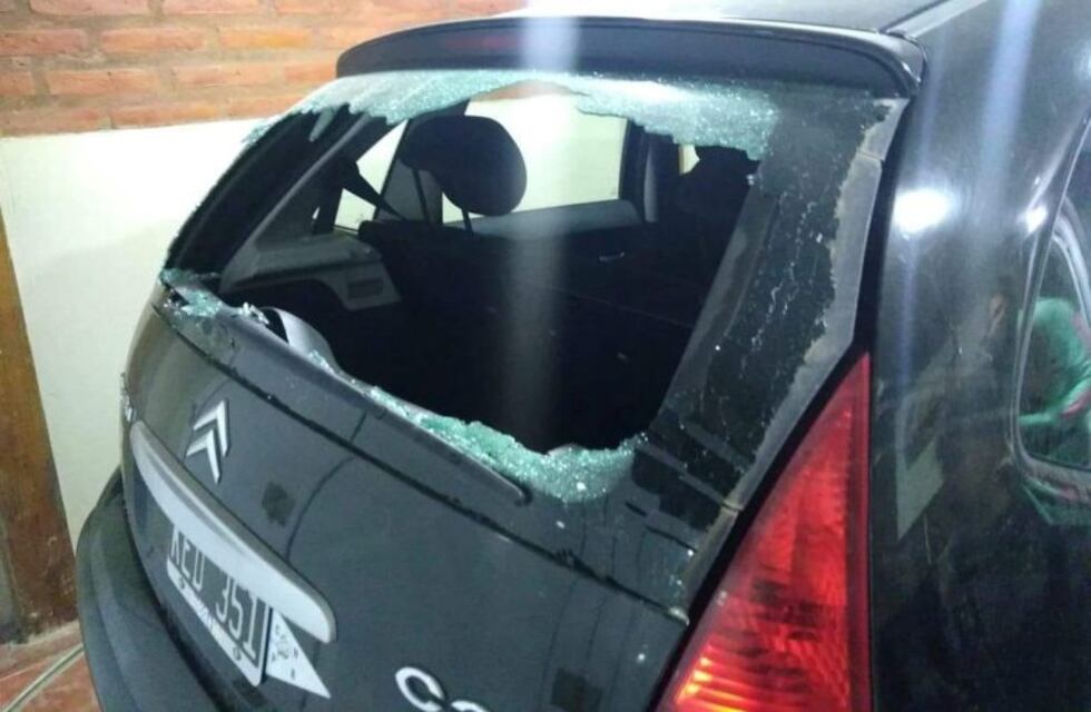 Le rompieron el vidrio del auto sin robarle nada