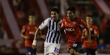 Walter Erviti of Argentina's Independiente, right, fights for the ball with German Pacheco of Peru's Alianza Lima during a Copa Sudamericana soccer match in Buenos Aires, Argentina, Tuesday, April 4, 2017.(AP Photo/Natacha Pisarenko) buenos aires Walter E