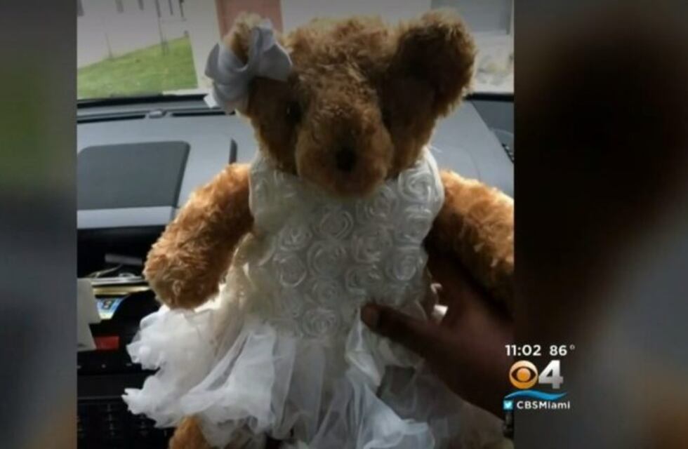 Le robaron el osito de peluche que tiene las cenizas de su hija y pide que se lo devuelvan