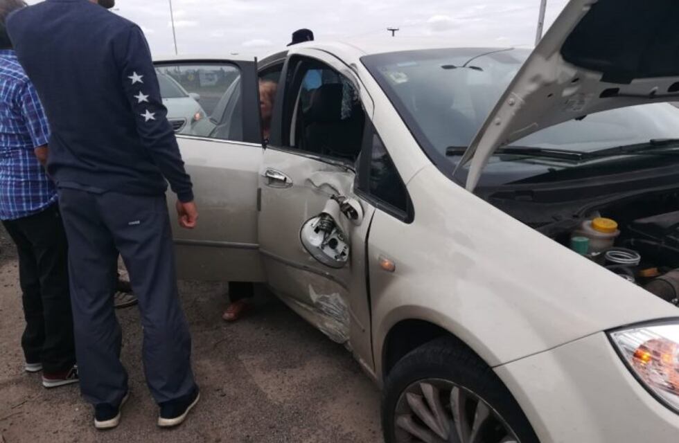 Perdió el control e impactó con la iluminaria de la autovía