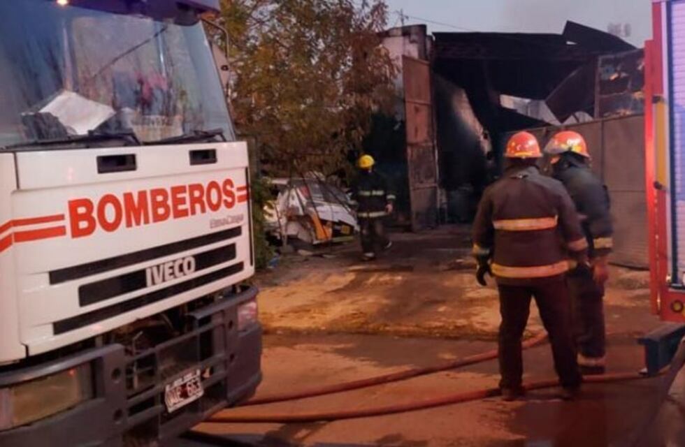 Incendio en Nueva Italia por explosiones en un taller mecánico
