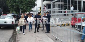 El personal policial se acercó hasta el lugar del accidente y actuó rápidamente para pedir una ambulancia\u002E