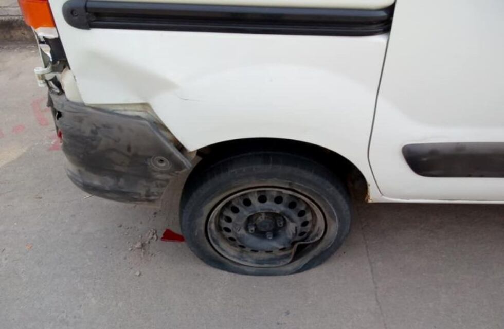 Se levantó para ir a trabajar y encontró su camioneta chocada: busca al responsable