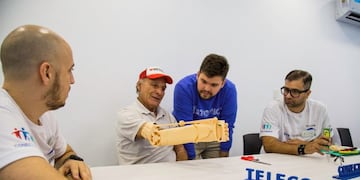 Miguel Carranza recibió la prótesis de su brazo, como también varias personas que se vieron beneficiadas por este \