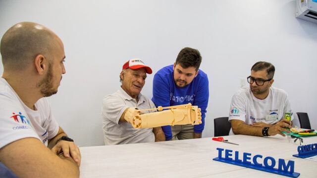 Miguel Carranza recibió la prótesis de su brazo, como también varias personas que se vieron beneficiadas por este \