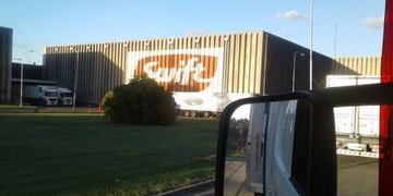 Incendio en el frigorífico Swift y temor por tanques de gas