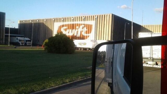Incendio en el frigorífico Swift y temor por tanques de gas