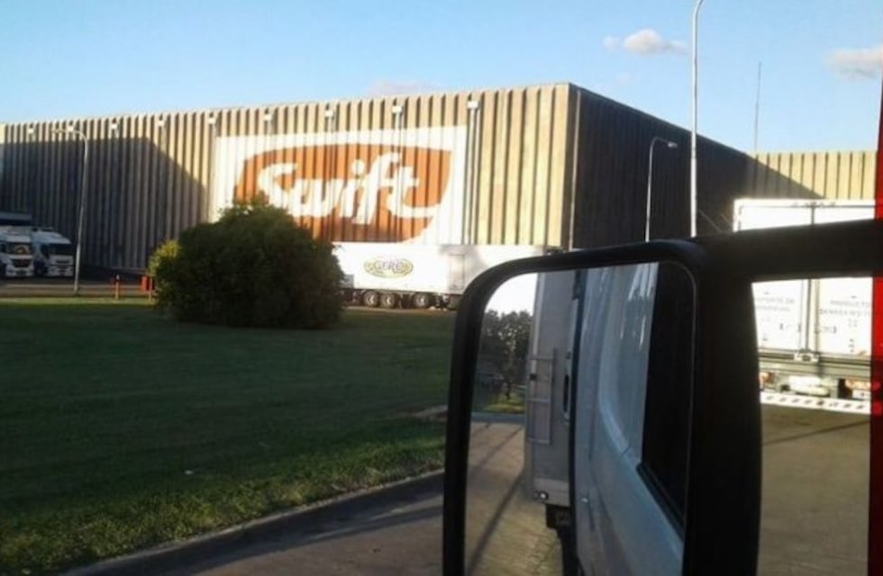 Incendio en el frigorífico Swift y temor por tanques de gas