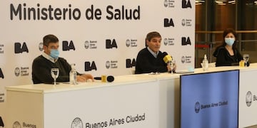 El ministro de Salud porteño, Fernán Quirós; el subsecretario de Atención Primaria, Gabriel Battistella, y la directora general de Planificación Operativa, Paula Zingoni, brindaron hoy detalles de la situación sanitaria de la Ciudad en relación a la curva de contagios y su evolución, en el marco del aislamiento social, preventivo y obligatorio por el coronavirus\u002E (Foto: Prensa GCBA)