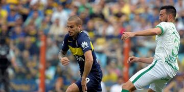 Boca Juniors' forward Dario Benedetto (L) drives the ball past Sarmiento's defender Francisco Dutari during their Argentina First Division football match at the La Bombonera stadium in Buenos Aires, on October 16, 2016. / AFP PHOTO / Alejandro PAGNI