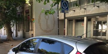 Automovilista estacionó en una zona reservada para discapacitados y una vecina reaccionó con un fibrón\u002E (Vía Rosario)