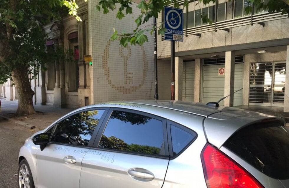 Estacionó en una zona reservada para discapacitados y una vecina se vengó con un fibrón
