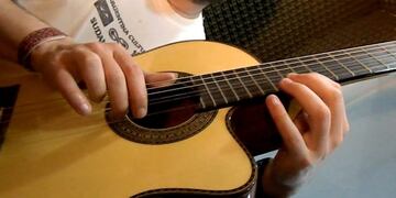 Le rompieron el auto y le robaron una guitarra de casi 100 mil pesos\u002E (Policía de Salta)