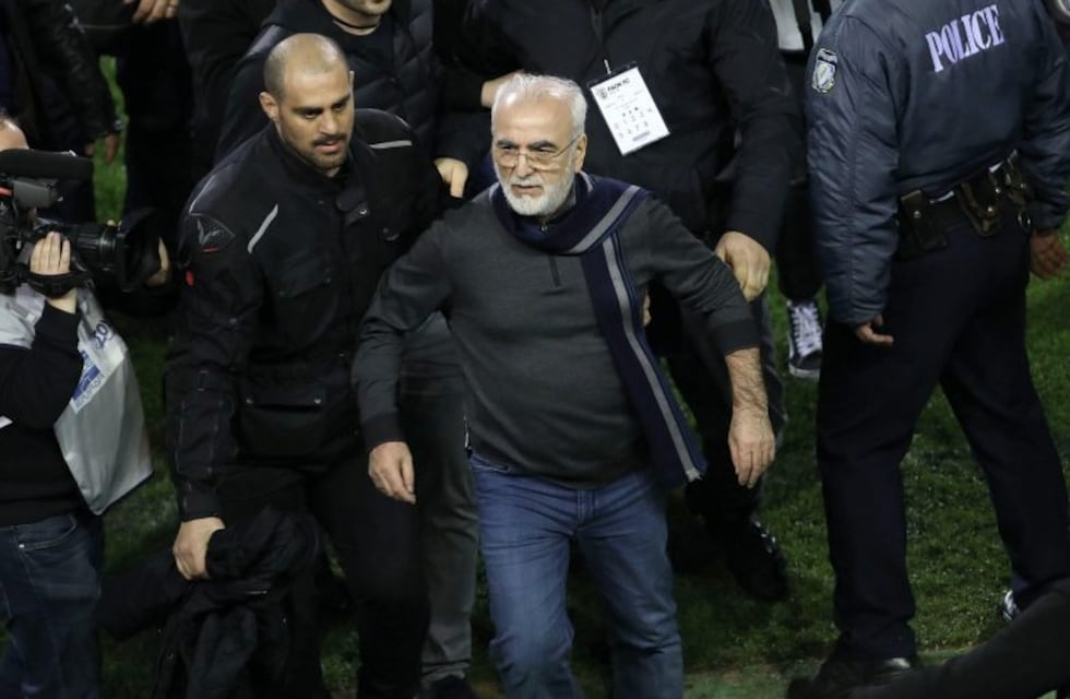 El dueño del PAOK griego ingresó armado a la cancha por un gol anulado