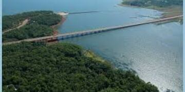 Puente sobre el Garupà cerca de su desembocadura en el Paraná\u002E