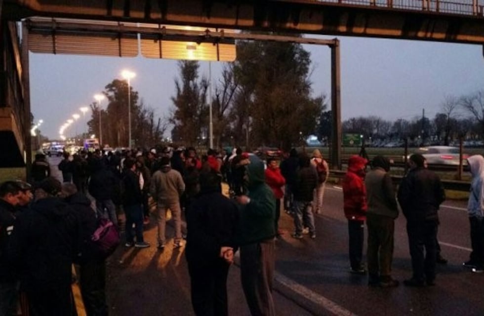 Obreros de Cresta Roja cortaron parcialmente la Autopista Jorge Newbery