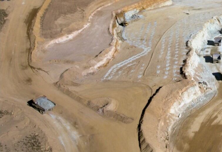 El proyecto minero Chinchillas se sitúa en la Puna jujeña a unos 300 kilómetros al noroeste de San Salvador de Jujuy y a más de 4.000 metros de altura sobre el nivel del mar.