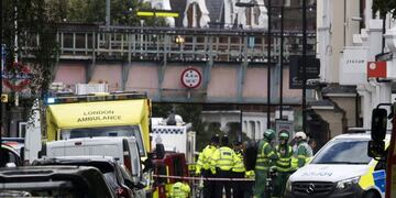 WO010 LONDRES (REINO UNIDO) 15/09/2017\u002E- Miembros de los servicios de emergencia acordonan la zona de la estación de metro Parsons Green en Londres (Reino Unido) hoy, 15 de septiembre de 2017\u002E Varios pasajeros han resultado con quemaduras en el rostro por una explosión ocurrida hoy en un tren del Metro de Londres en la estación de Parsons Green, en el suroeste de la capital británica, indicaron hoy los medios\u002E El ministro británico de Exteriores, Boris Johnson, pidió hoy \