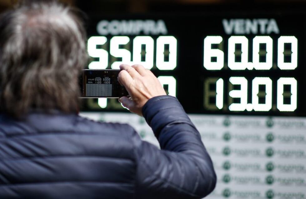 El dólar cerró a $58 en el Banco Nación y el riesgo país superó los 1700 puntos