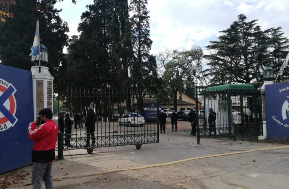 Banderazo nacional por la vuelta del turf: la Policía bloqueó el ingreso al Hipódromo de San Isidro