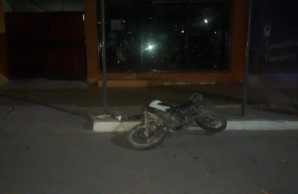 Murió un motociclista que circulaba sin casco y se estrelló contra un árbol