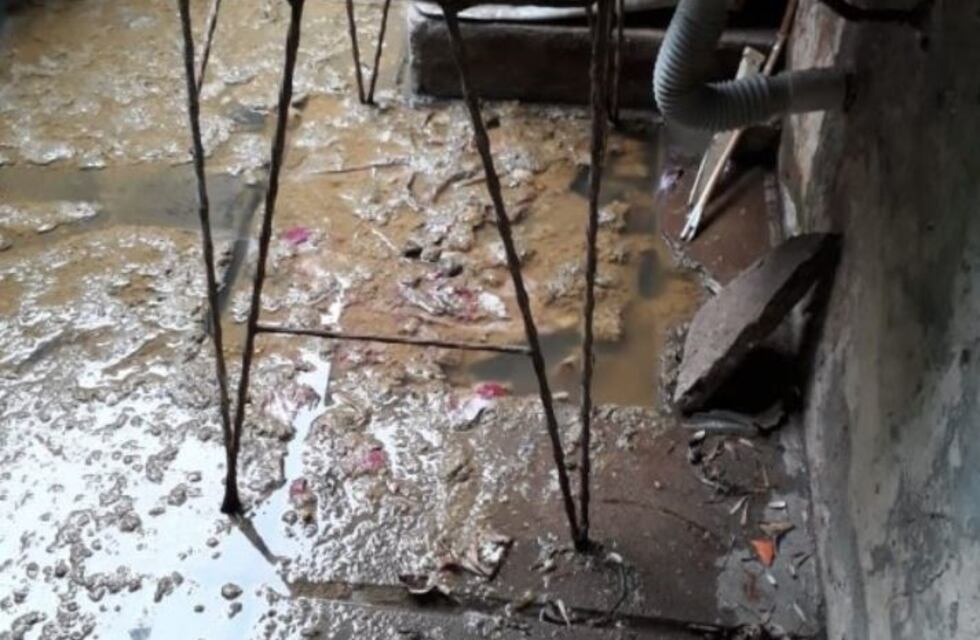 Desesperación: una mujer con discapacidad vive en una casa con cloacas rebalsadas