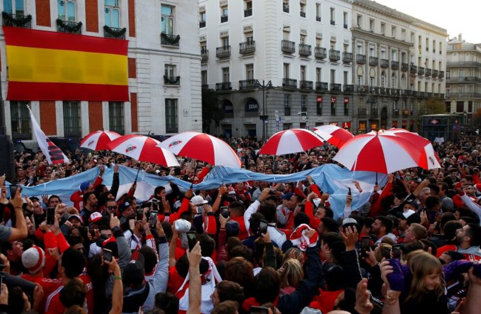 Los fanáticos de River también tuvieron su banderazo en España