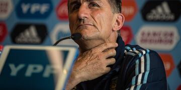 Argentina's national football team coach Edgardo Bauza offers a press conference in Lima on October 5, 2016 on the eve of their Russia 2018 World Cup football qualifier match against Peru. / AFP PHOTO / Ernesto BENAVIDES lima peru edgardo bauza futbol dir