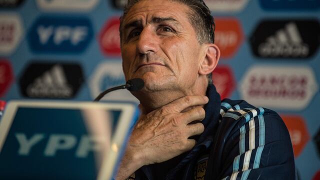Argentina's national football team coach Edgardo Bauza offers a press conference in Lima on October 5, 2016 on the eve of their Russia 2018 World Cup football qualifier match against Peru. / AFP PHOTO / Ernesto BENAVIDES lima peru edgardo bauza futbol dir