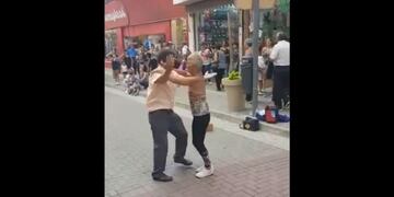 Pareja baila cuarteto en la peatonal\u002E