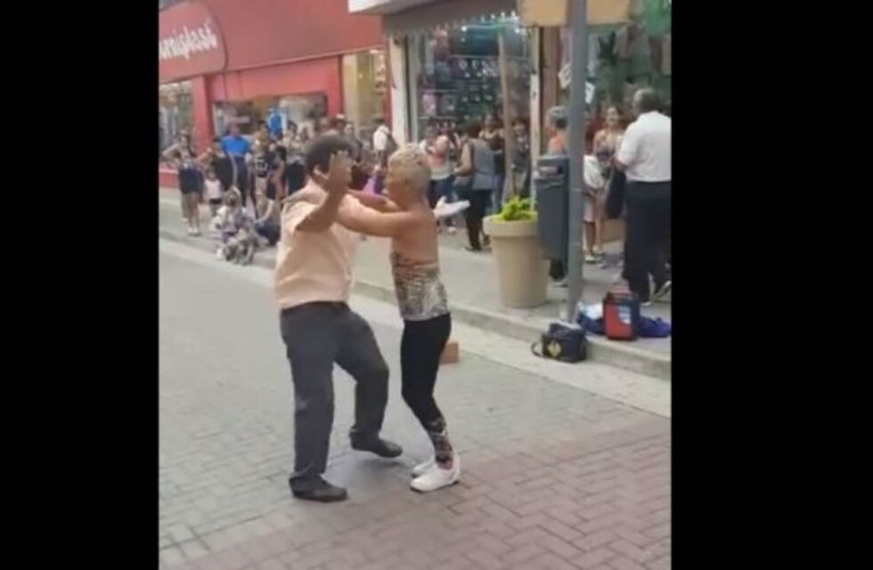 ¡Así se baila cuarteto! El viral de la pareja cordobesa bailando en la peatonal