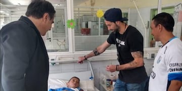 Sueño cumplido para Thyago, el niño que se cayó en la tribuna Laprida durante el partido del viernes y fue visitado por el capital Cristian Lucchetti (Foto: Atlético Tucumán)
