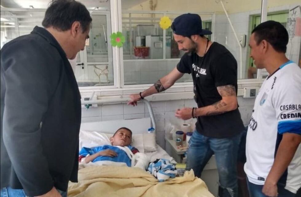 Sueño cumplido: el niño que se cayó en la tribuna Laprida recibió la visita del capital Cristian Lucchetti